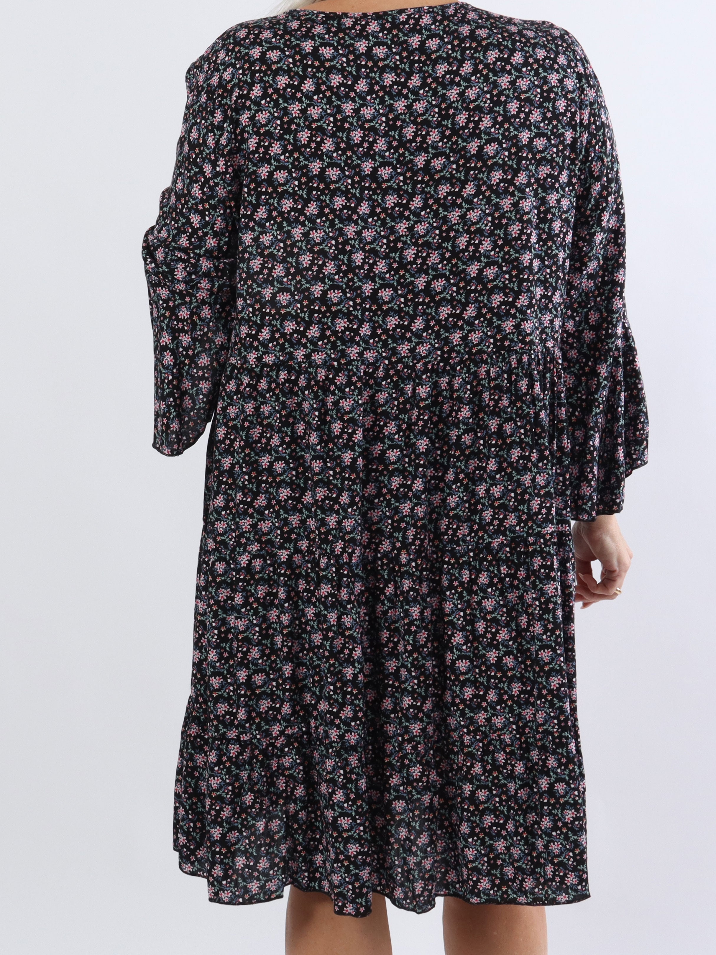 Karla - Blommig klänning i bomull i stora storlekar med knappar